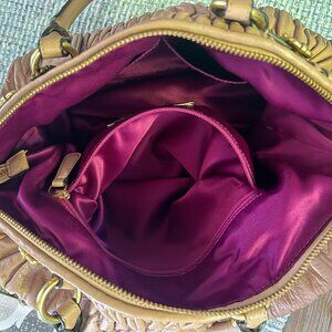Coach F28541 Ruched Leather Tote – Camel with Bold Purple Interior | Luxe & Uniq